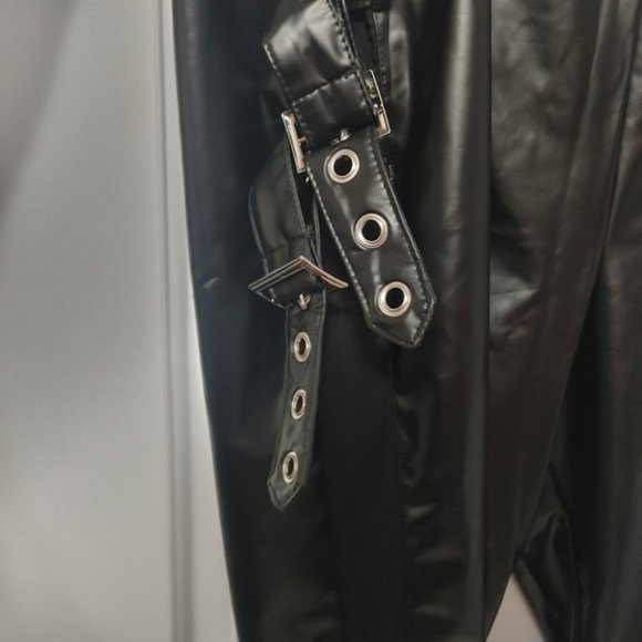 SHEIN black faux leather plus size pants - Picture 3 of 6